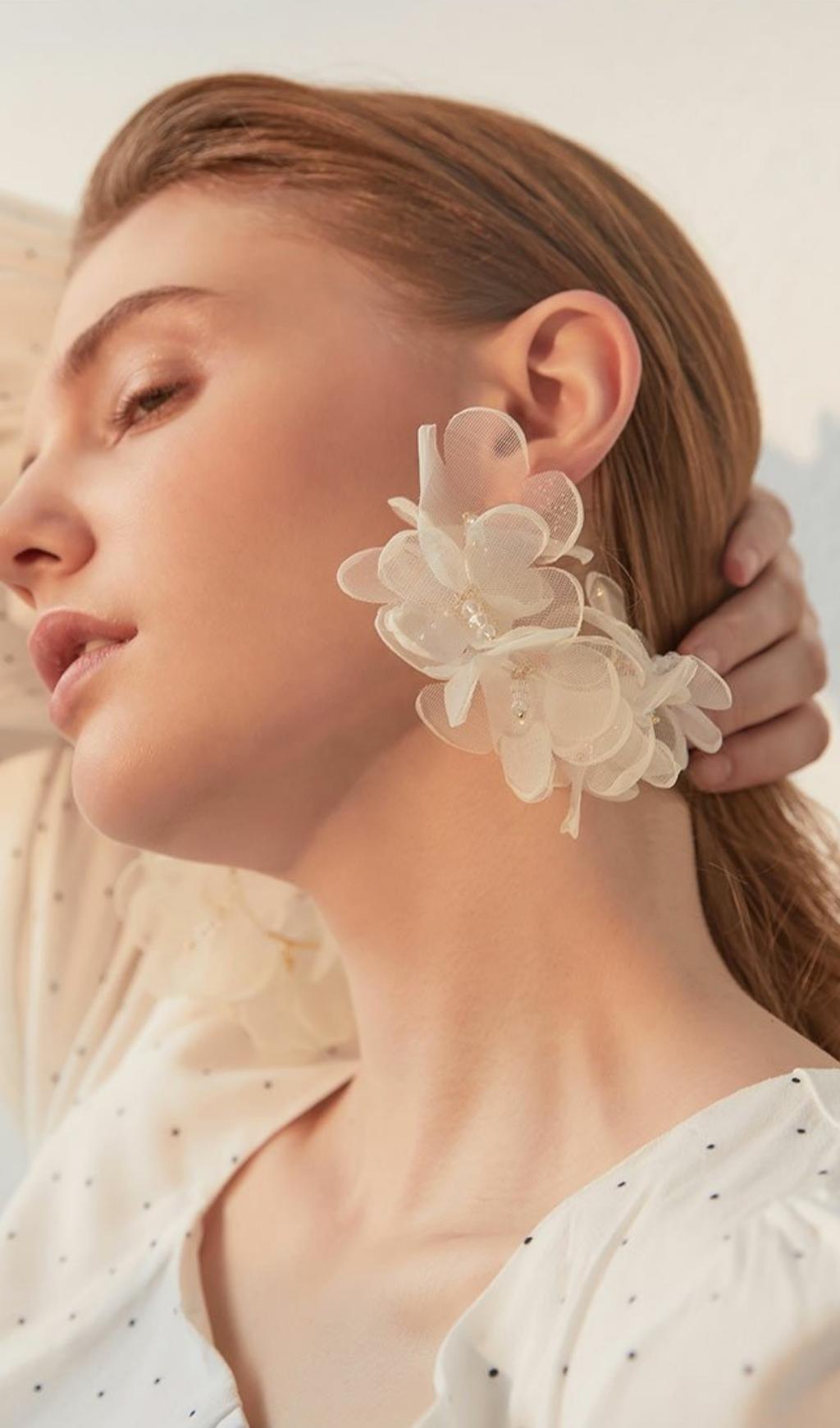 Amerigo White Artificial Water Earrings Flowering Girl