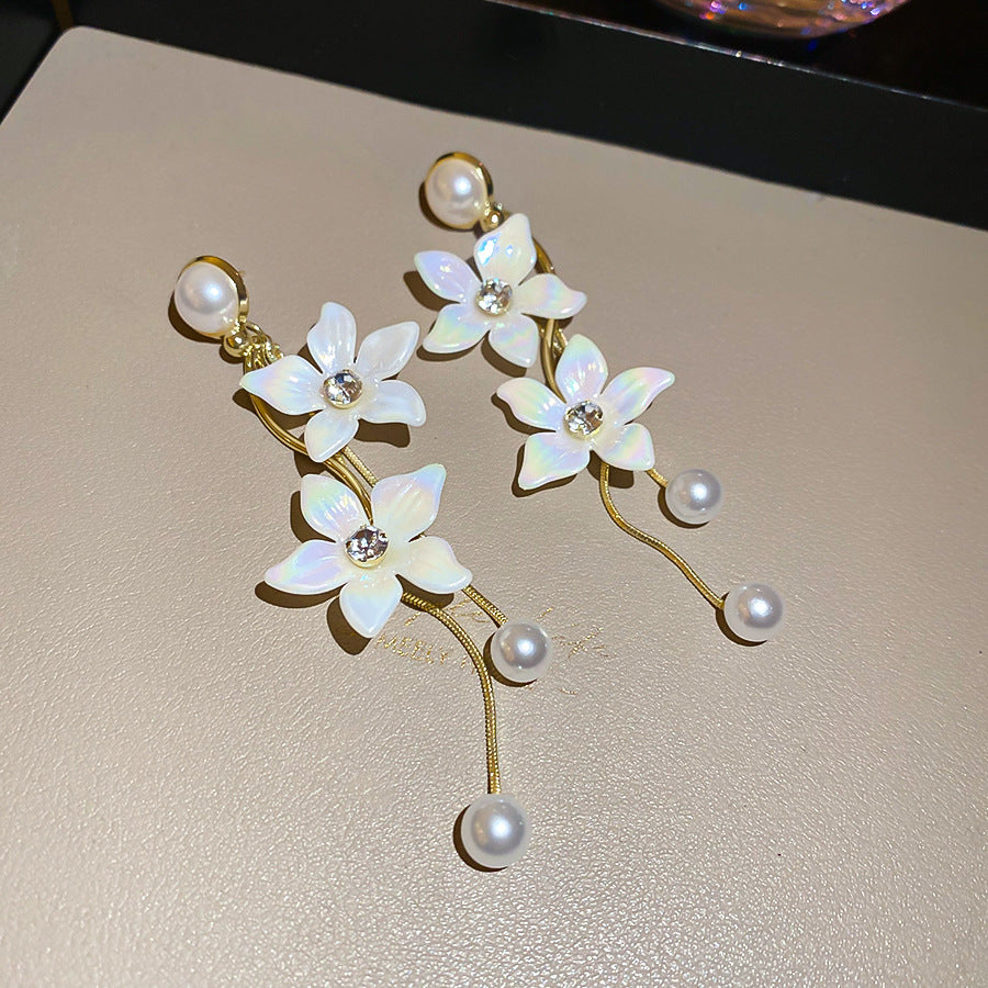 Giichi White Flower Earrings Flowering Girl