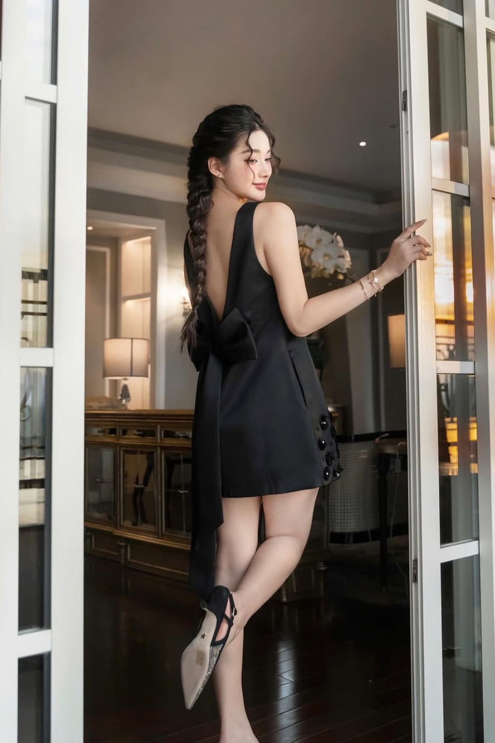 Flower Sleeveless v-Neck Mini Dress In Black Flowering Girl