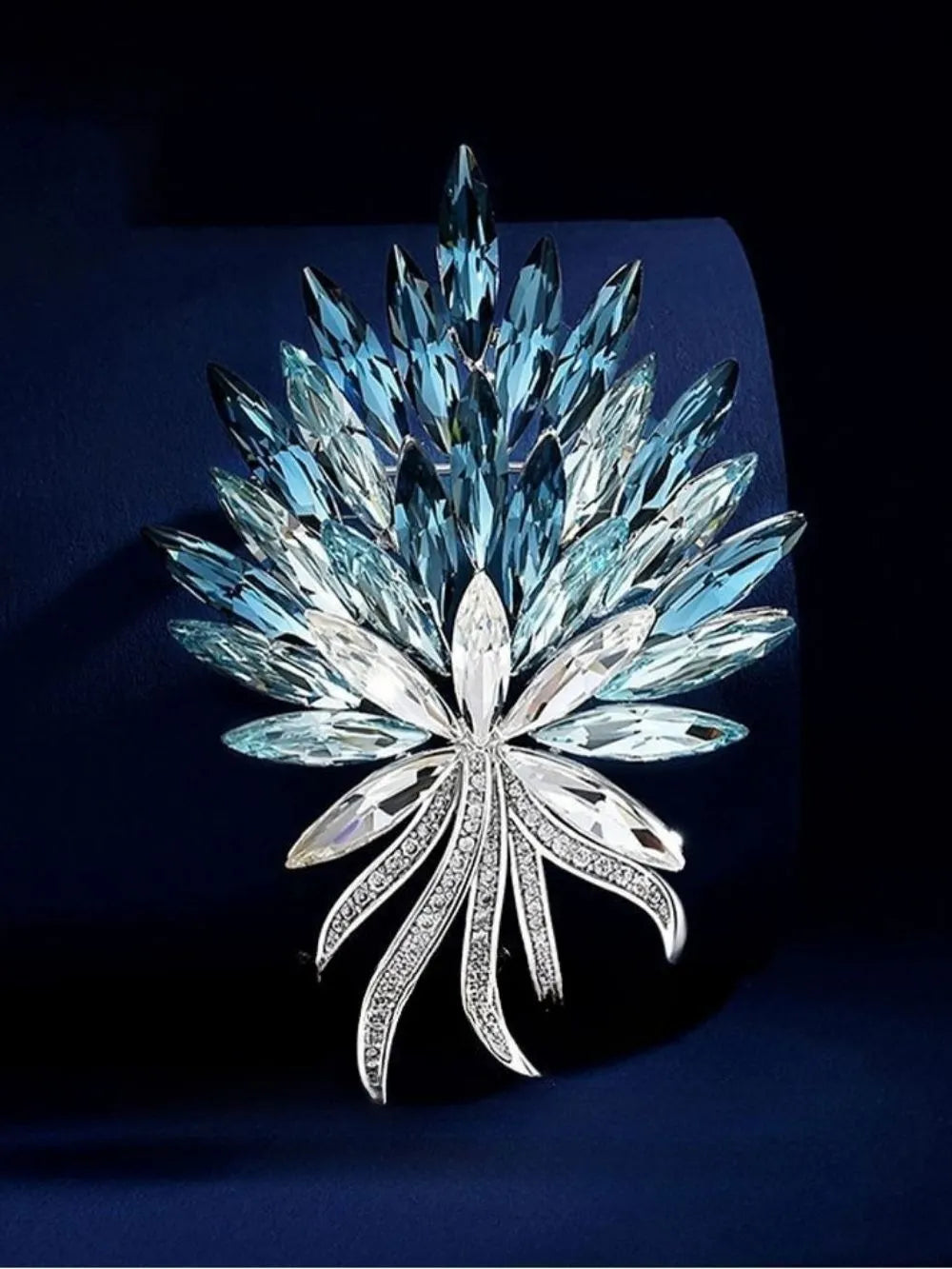 Maila Diamante Broochs Flowering Girl