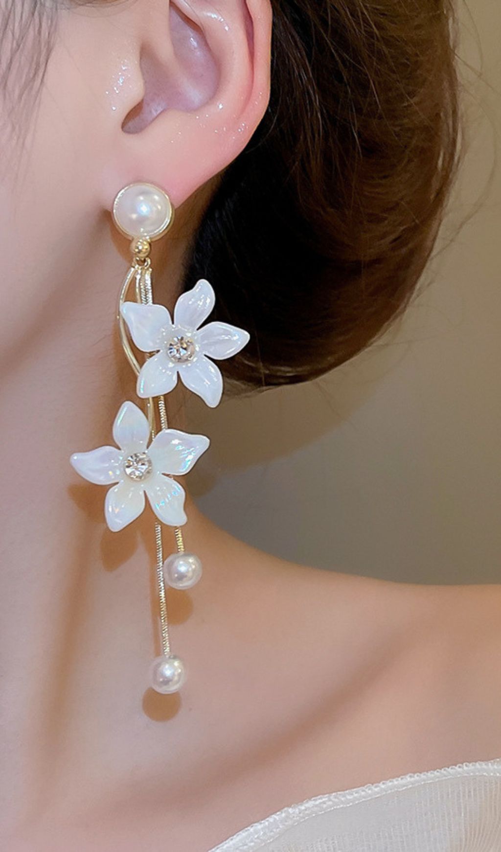 Giichi White Flower Earrings Flowering Girl