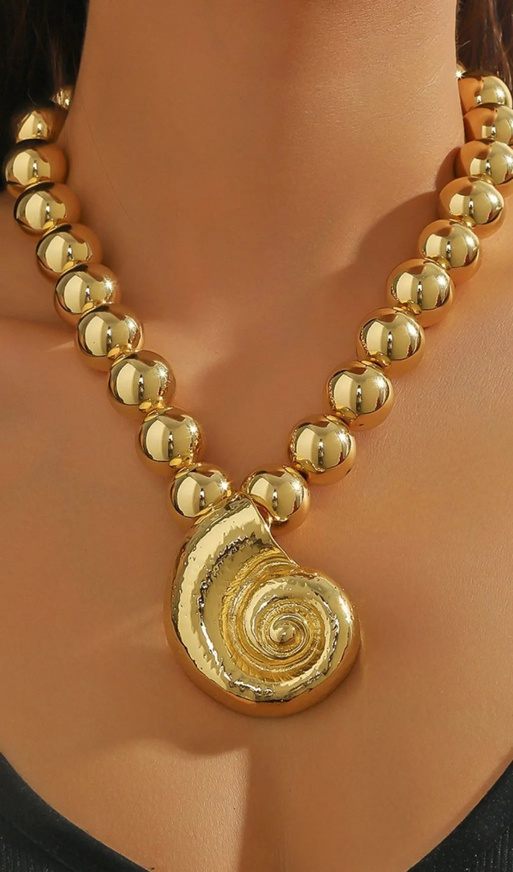 Oexis Conch Necklace In Gold Flowering Girl