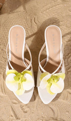 Hécate White Flower Sandals Flowering Girl