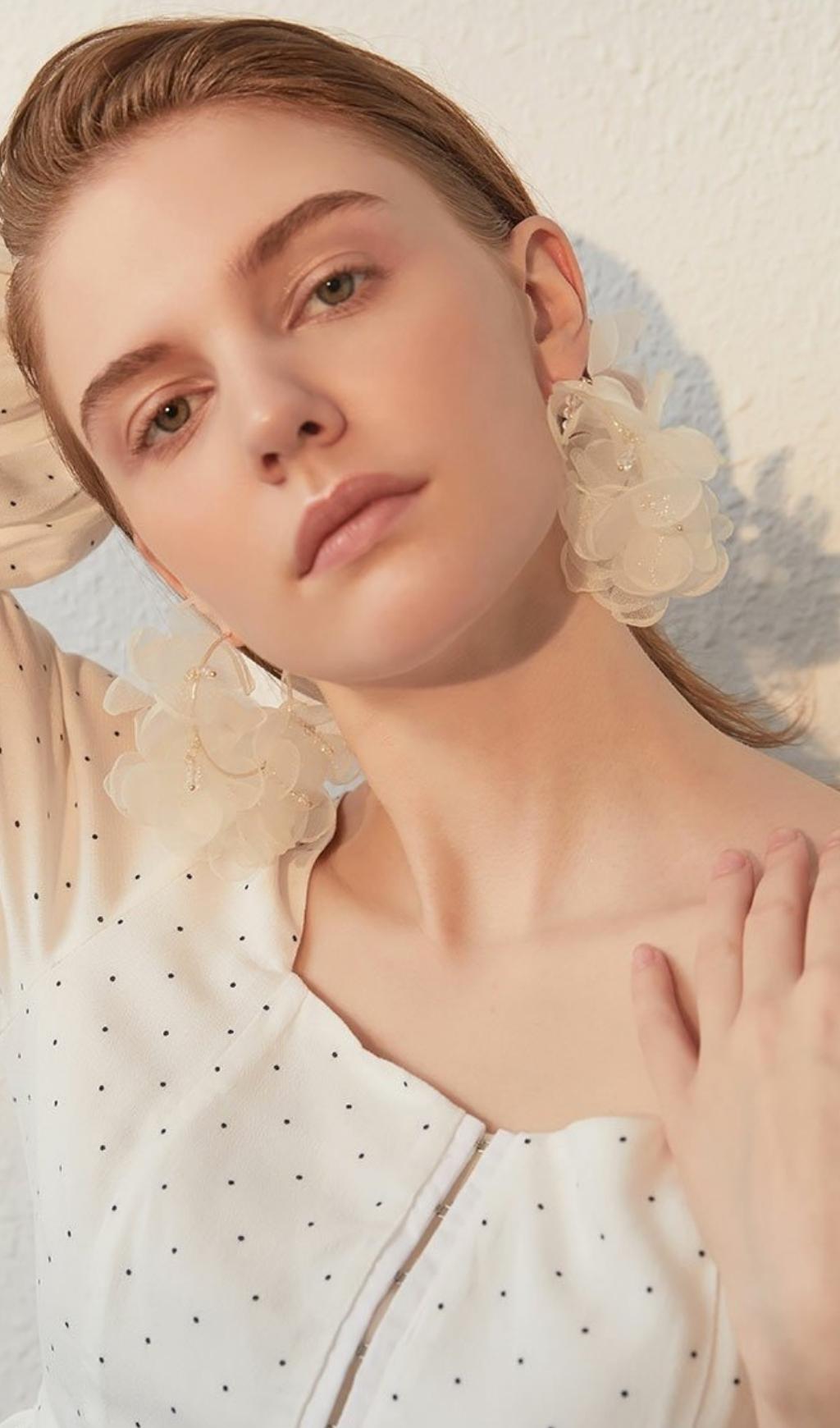 Amerigo White Artificial Water Earrings Flowering Girl