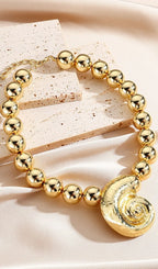 Oexis Conch Necklace In Gold Flowering Girl
