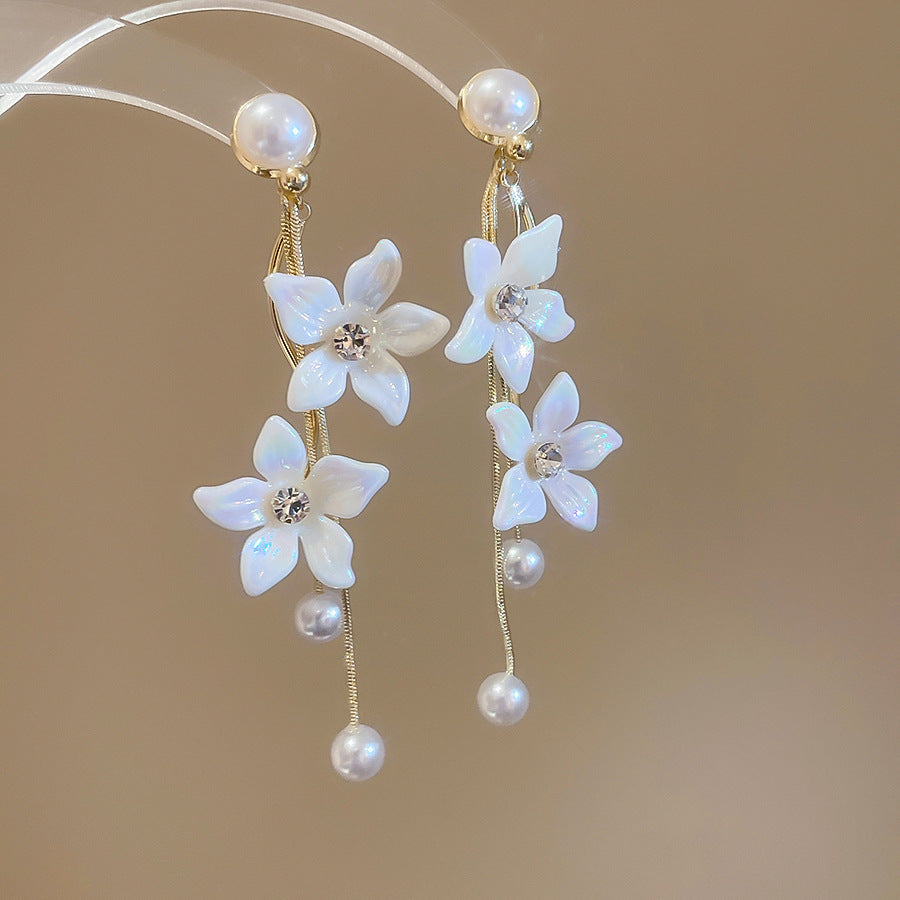 Giichi White Flower Earrings Flowering Girl