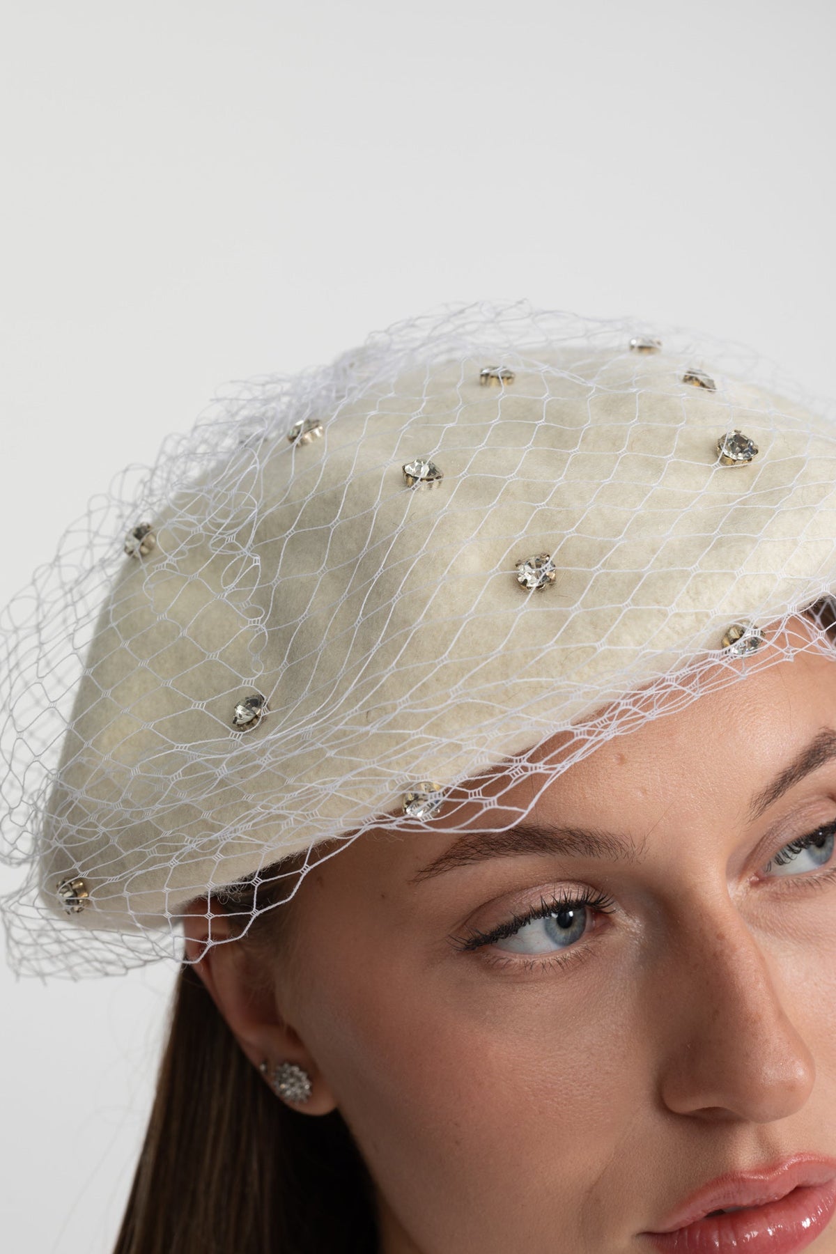 Embellished Wool Beret with Veil – Ivoire Flowering Girl